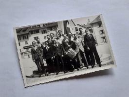SCHWIIZER JUGEND DAZUMAL - JUNGI MANNE HEND öBBIS z`FYYRE